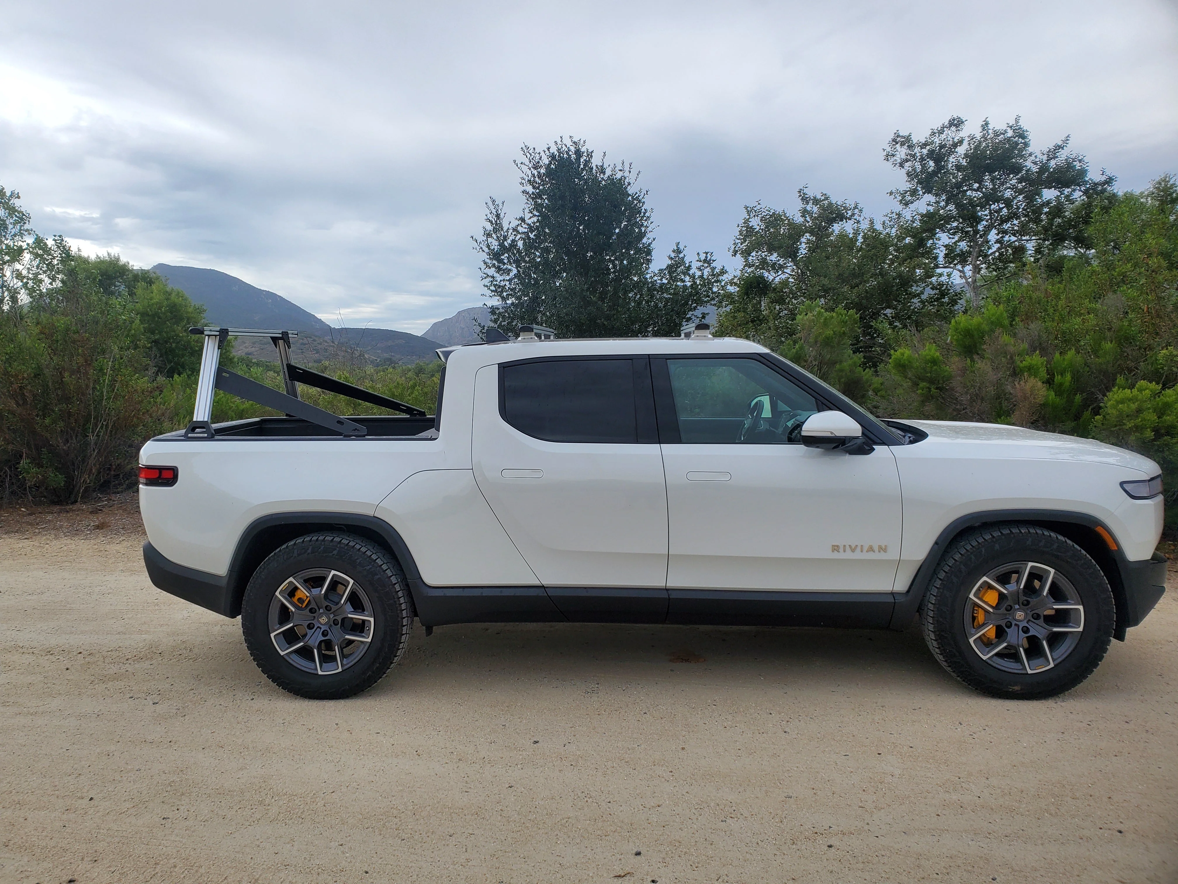 Kayak Crossbar Compatible With Rivian R1T - Image 2