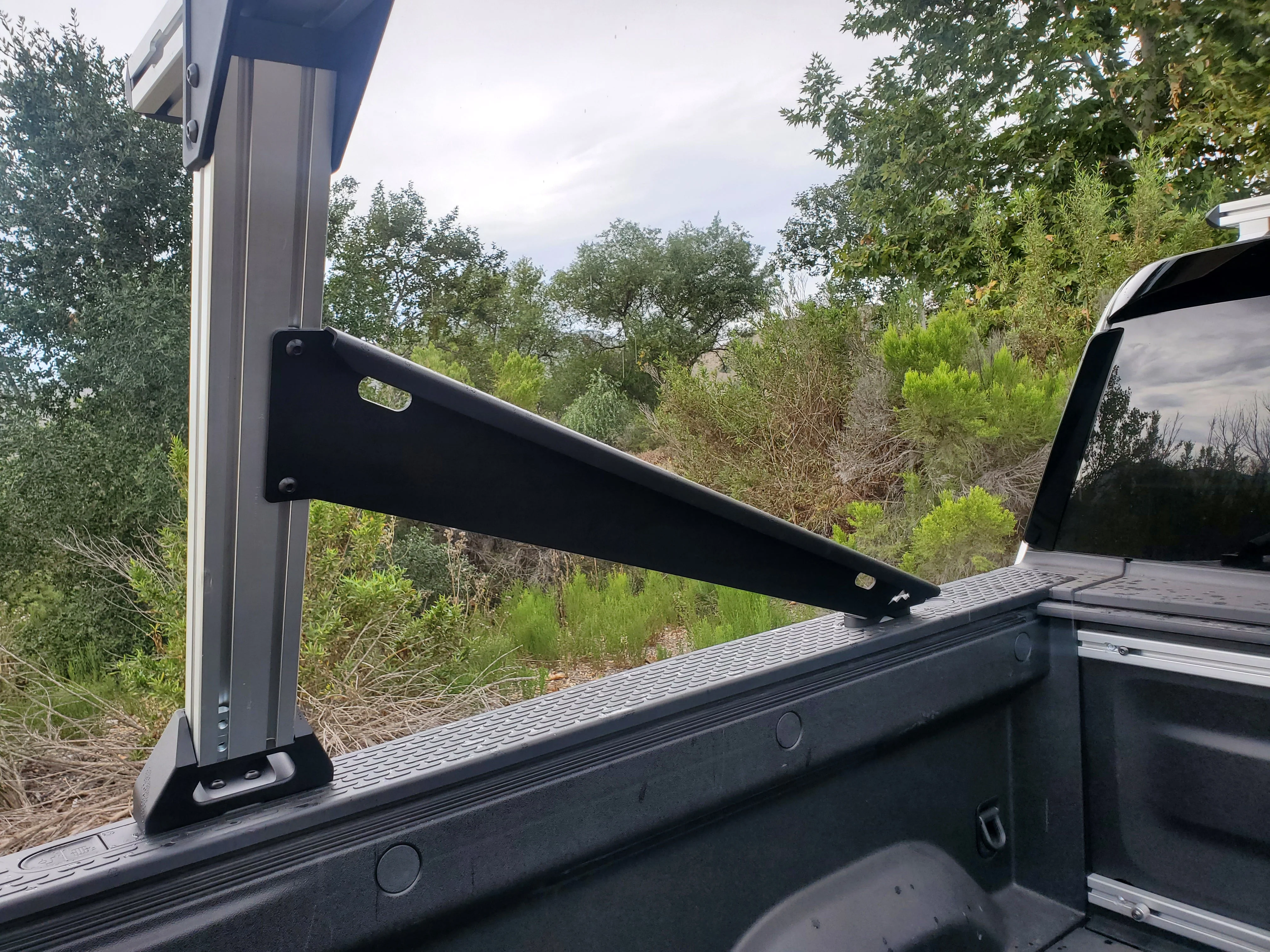 Kayak Crossbar Compatible With Rivian R1T - Image 4